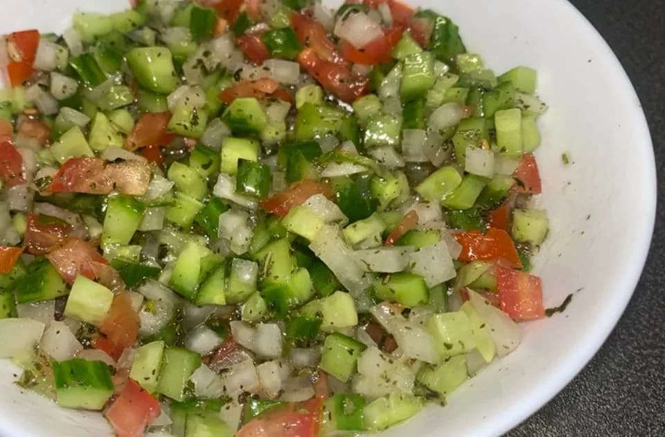 سالاد شیرازی با سبزی و چاشنی تازه